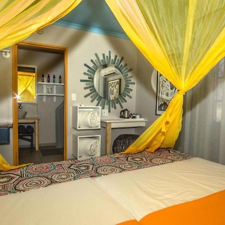 Отель Etosha Safari Camp, Etosha National Park, Namibia Окаукуэджо Экстерьер фото